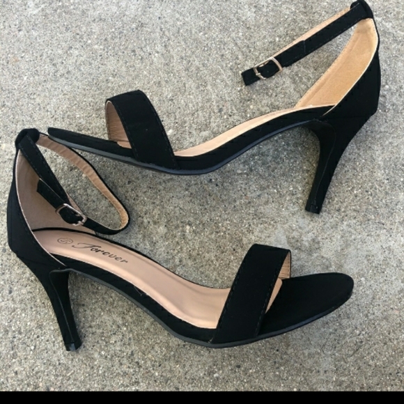 Adorable black single strap heels - Picture 4 of 4